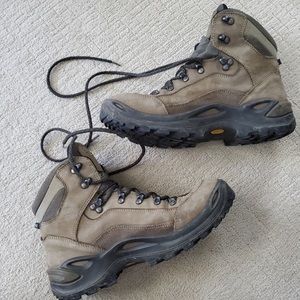 *SOLD* Lowa Renegade GTX mid Hiking Boots